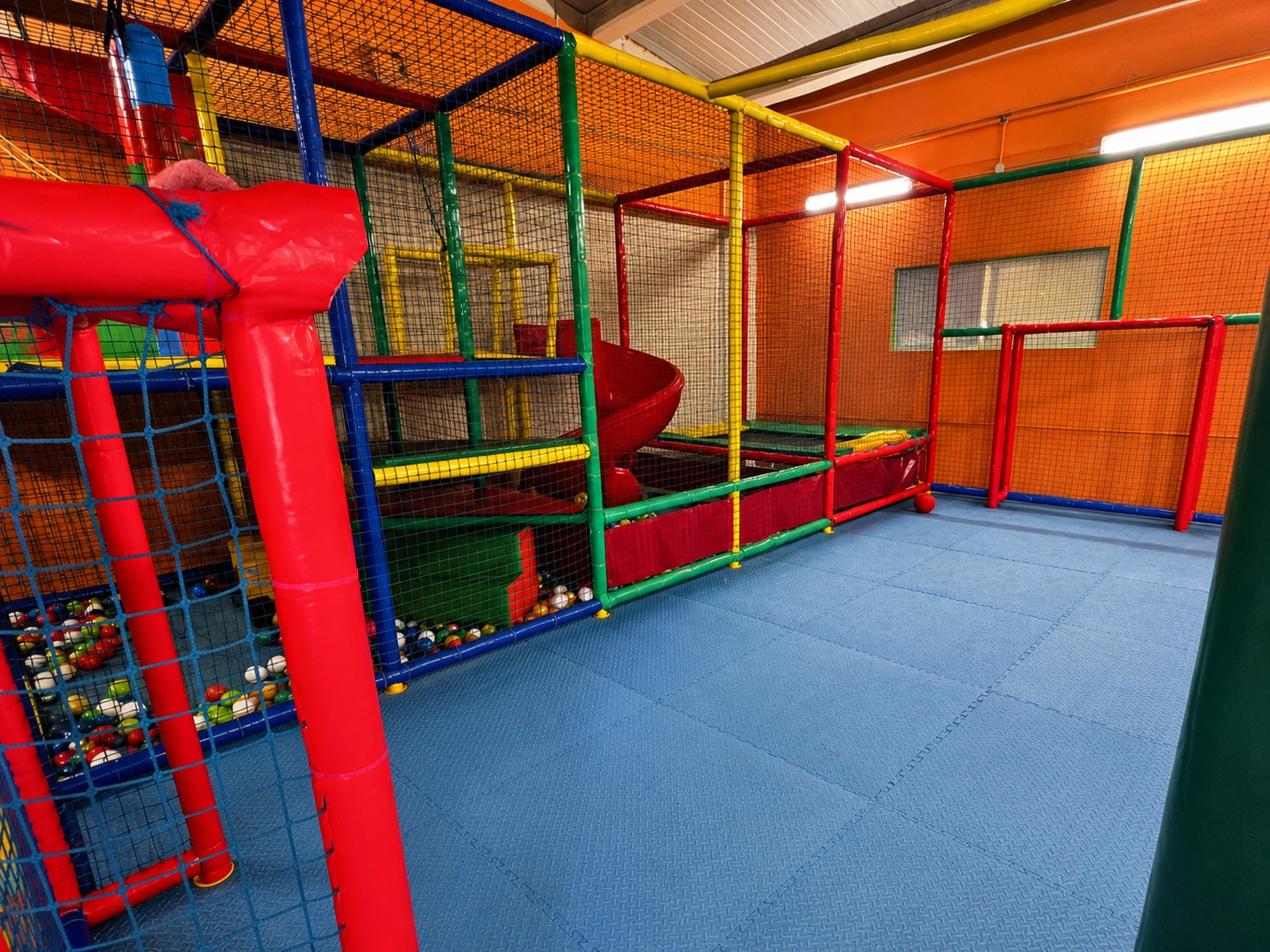 Parque de bolas interior, tobogán y pista de juego