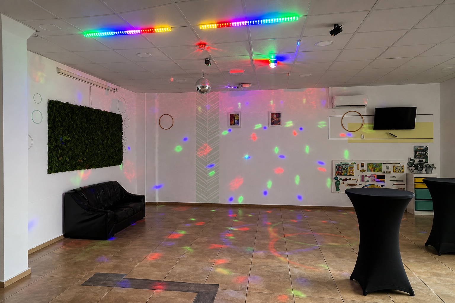 Sala principal real con las luces de fiesta activadas